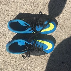 Girls Nike soccer cleats. Y5